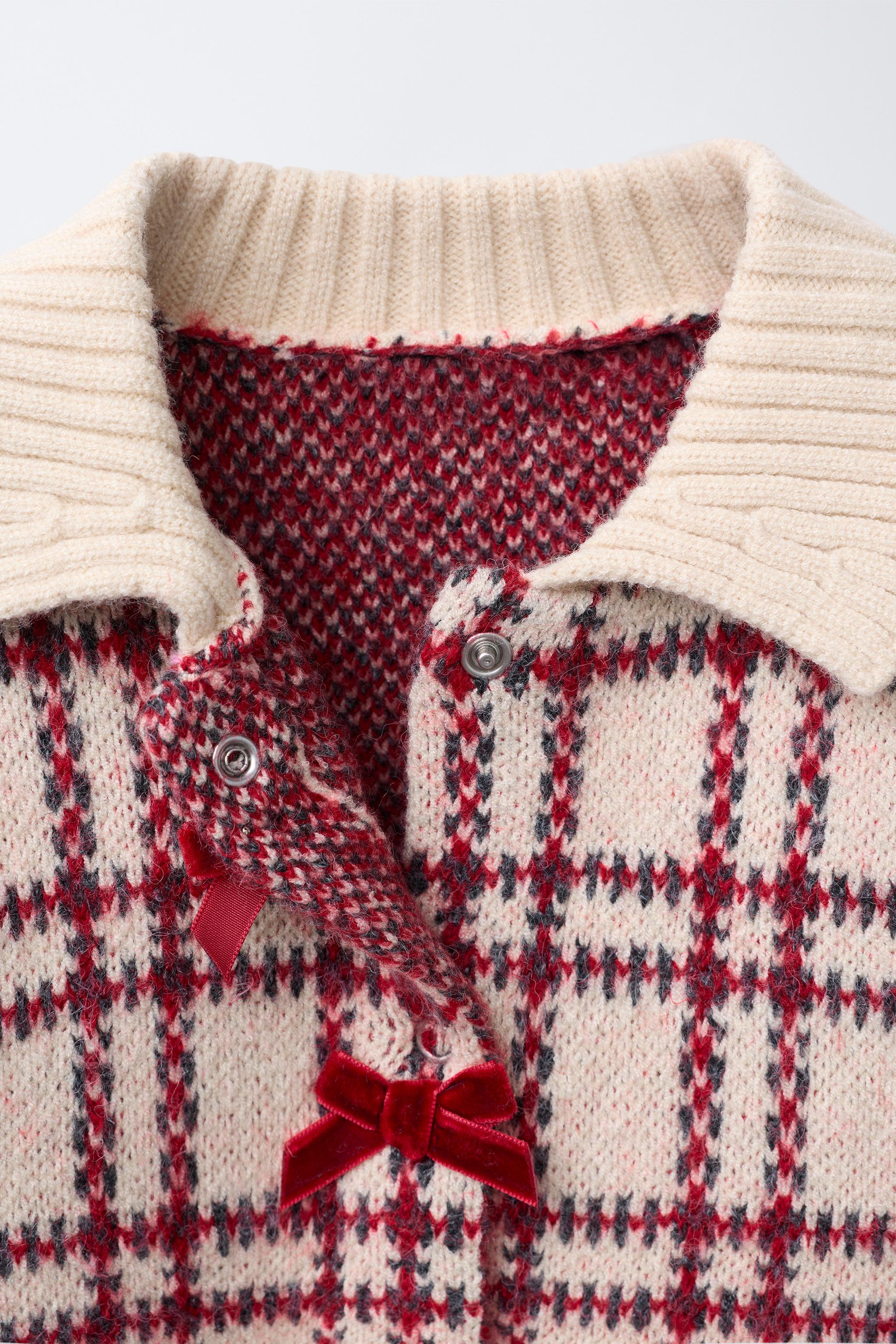 GILET EN MAILLE À CARREAUX AVEC NOEUDS VELOURS